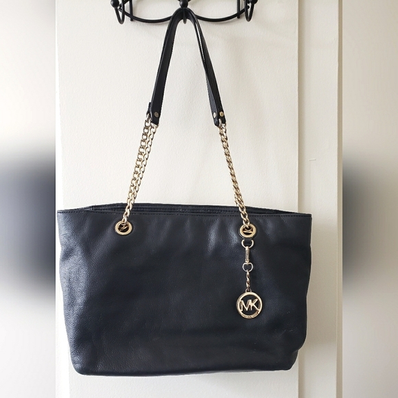 Michael Kors Handbags - Michael Kors Black Leather Jet Set Gold Chain Shoulder Bag